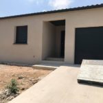 Façade beige avec volet électrique noir