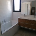 Salle de bain neuve et moderne